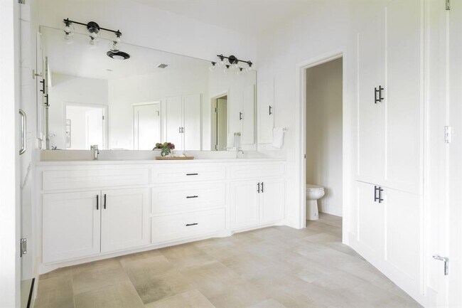 Building Photo - 1716 Bartoncliff Dr