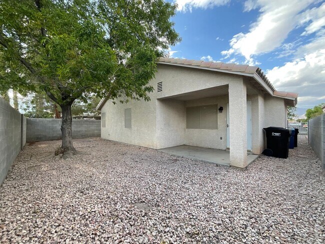 Building Photo - Single story 4br, 2bth, 2cg