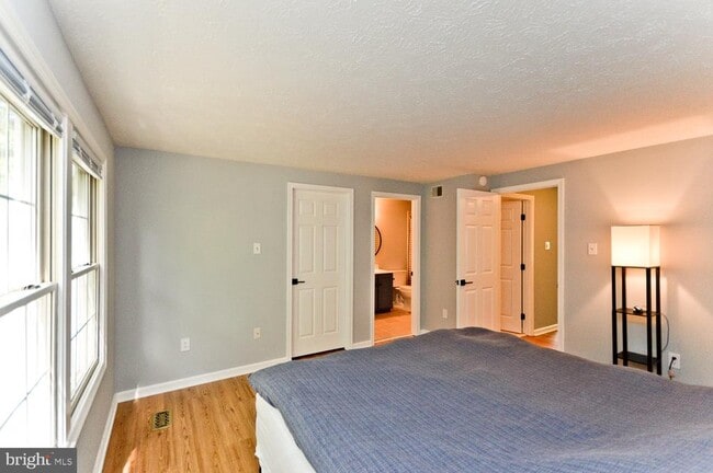 Building Photo - 9505 Baroness Ct