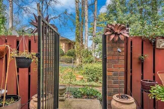 Building Photo - 1105 Clairemont Ave