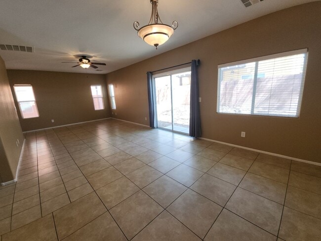 Building Photo - Beautiful detached home with fully fenced back yard.