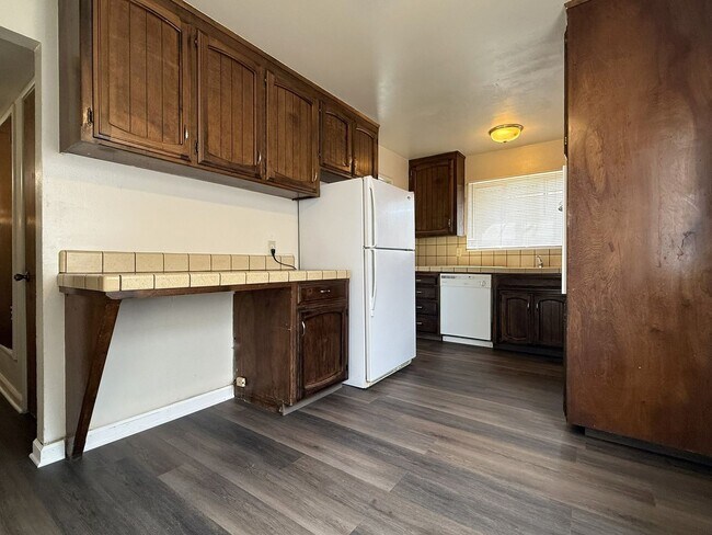 Building Photo - Available NOW! 4/2 With New Exterior Paint!! Move in Special, Half off first month's rent.