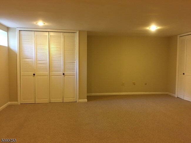 Building Photo - 915 Yorkshire Dr