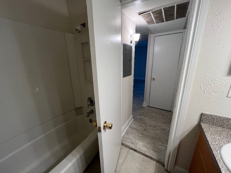 Building Photo - 2885 Winkler Ave