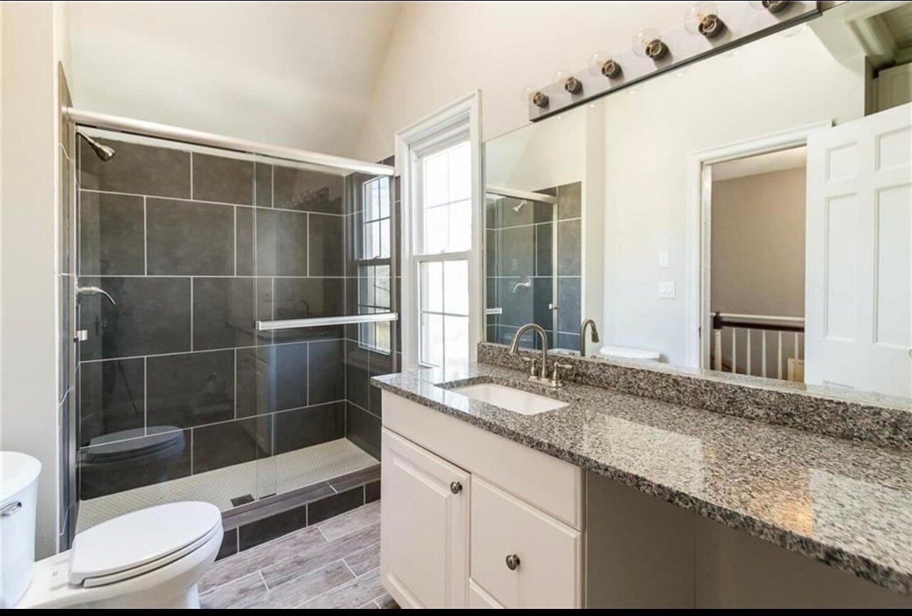 Bathroom (Upstairs) - 724 W Gregory Blvd