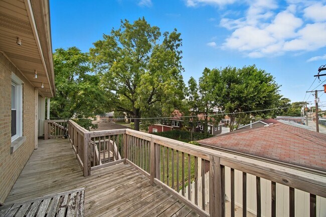 Building Photo - 2418 Burr Oak Ave