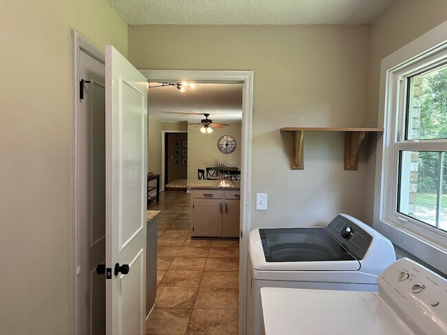 Building Photo - 2204 N Dallerton Cir