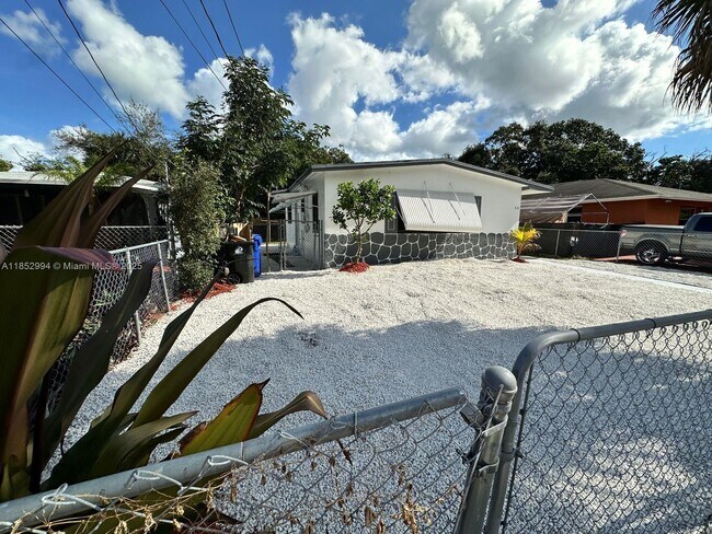 Building Photo - 630 NW 14th Way
