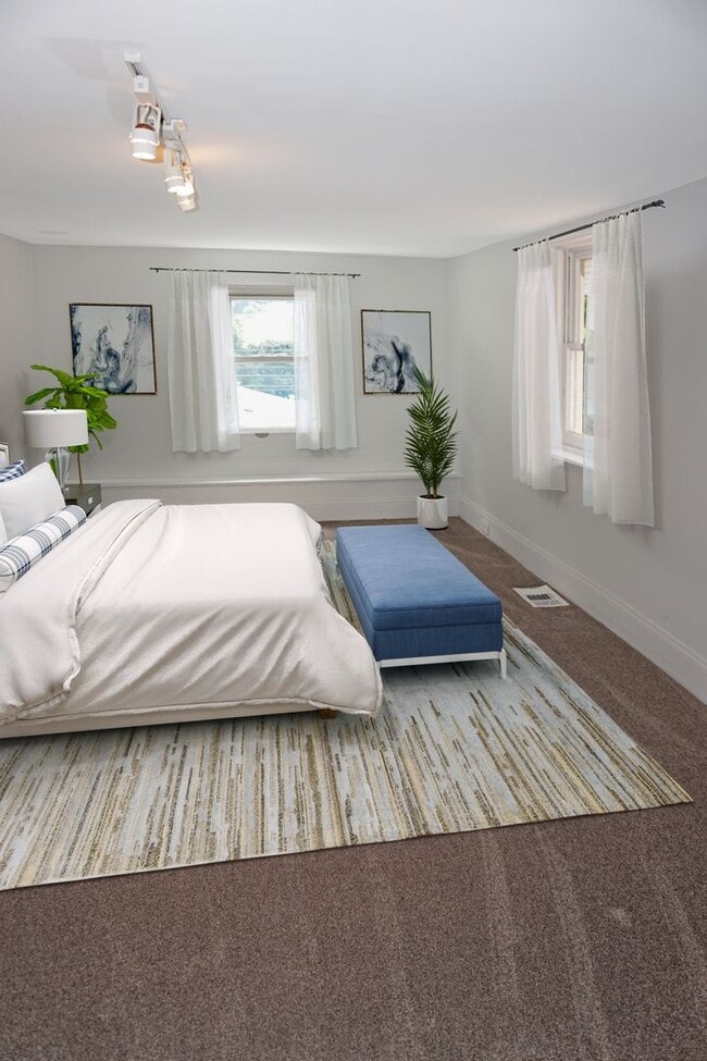 Building Photo - 3 Bed / 1 Bath - Split Level House with Re...