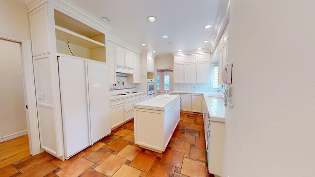 Building Photo - Spacious 4-bedroom 4.5 bath Home in a Gated Complex