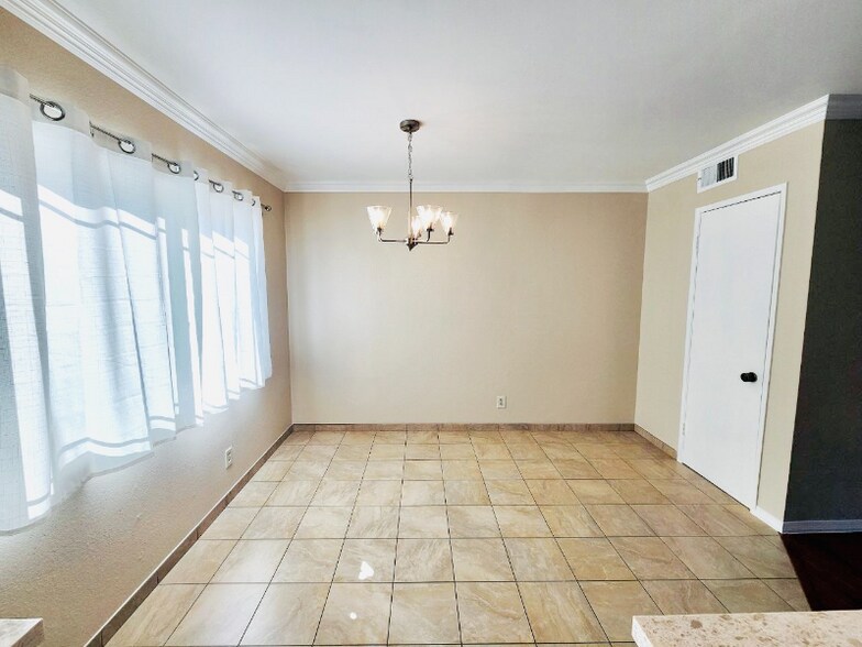 Building Photo - 232 S Pine St