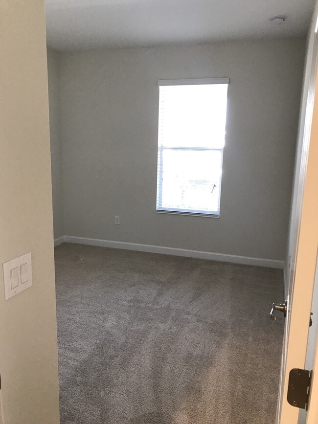 Building Photo - Large 4/3 Lake Front Executive Home with 3...