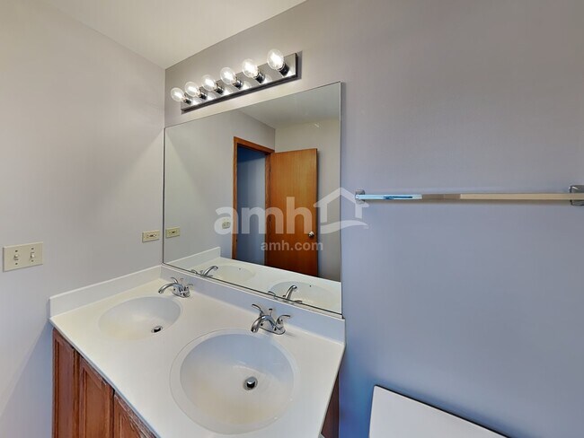 Building Photo - 1907 Arbor Falls Dr