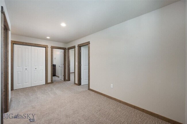 Building Photo - 2009 Ross Wy