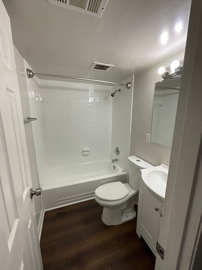 Building Photo - Two Bedroom Apartment off Rodman