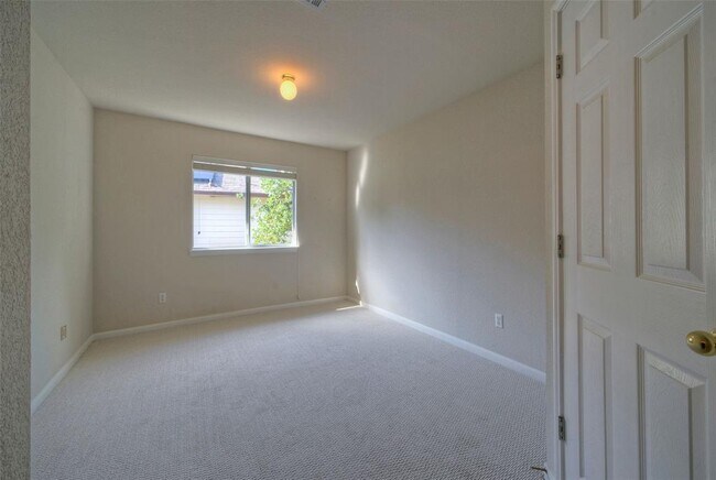 Building Photo - 2616 Henley Dr