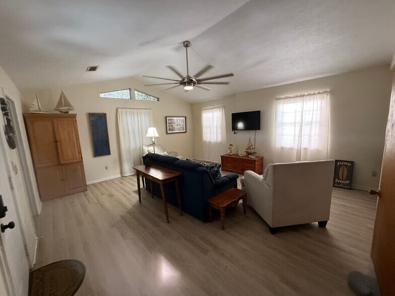 Den - 606 Lantana St