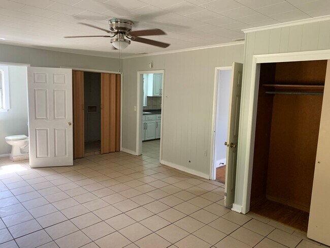 Building Photo - 2449 Midway St