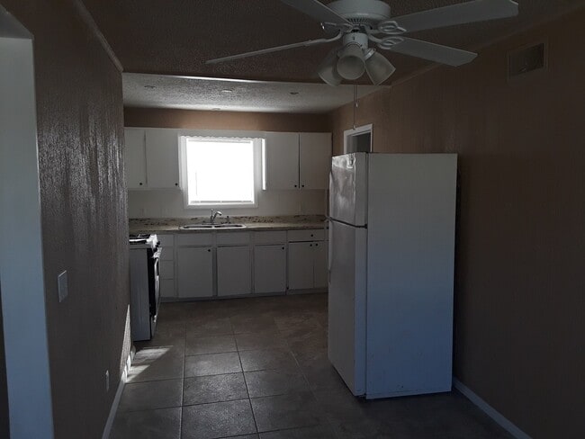 Building Photo - Spacious 4 Bedroom House