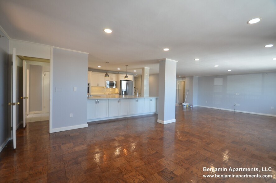 Building Photo - 77 Monmouth St