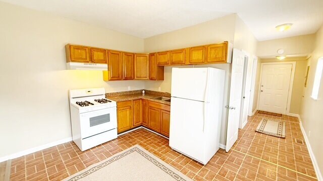 Building Photo - CENTER TOWNSHIP 3 BEDROOM HALF DUPLEX AVAILABLE NOW!