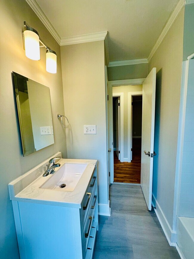 Building Photo - HINTON AVENUE - 4 Bedroom - Perfect for UN...