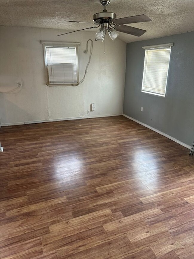 Building Photo - Charming 2 Bedroom, 1 Bath Home with Spaci...