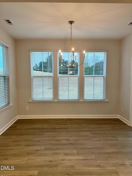 Building Photo - 404 White Oak Gdn Wy