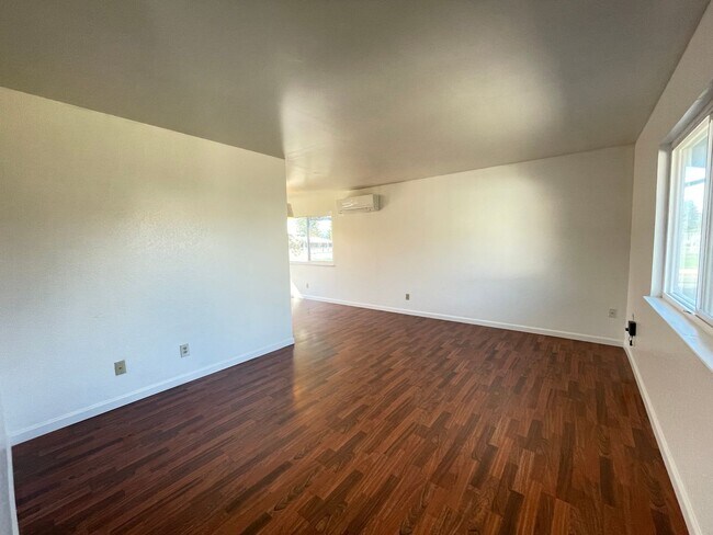 Building Photo - 12-775