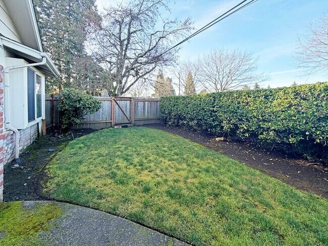 Building Photo - 25 Wedgewood Dr