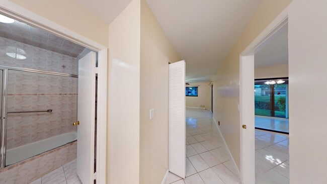 Building Photo - 121 Lake Paula Dr