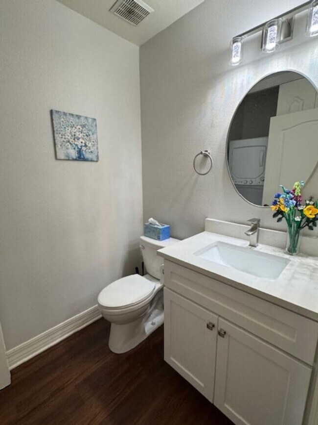 Building Photo - 1 Bedroom 1, 1/2 Bathroom fully renovated ...