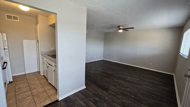 Building Photo - One bedroom one bath in Balcones Heights ready for move in!