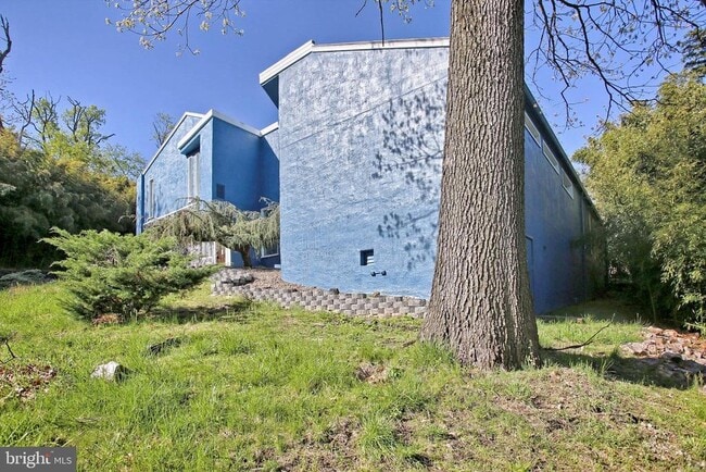 Building Photo - 1813 Holly Dr