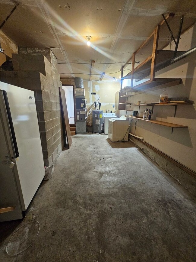 Building Photo - Spacious 1 Bedroom House!