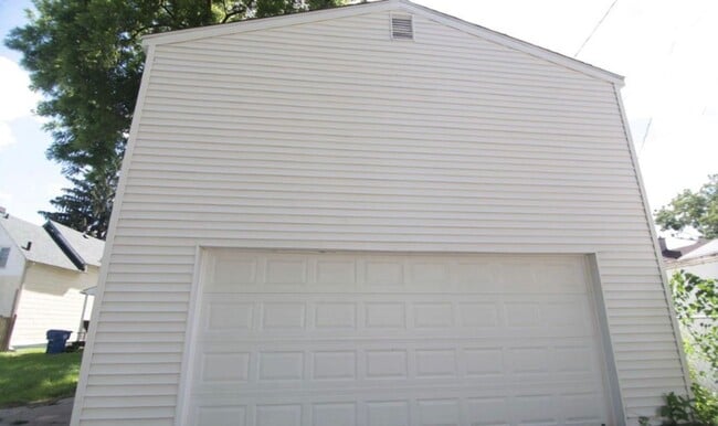 Building Photo - Nice 2 Bedroom 1 Bath House with Garage in...