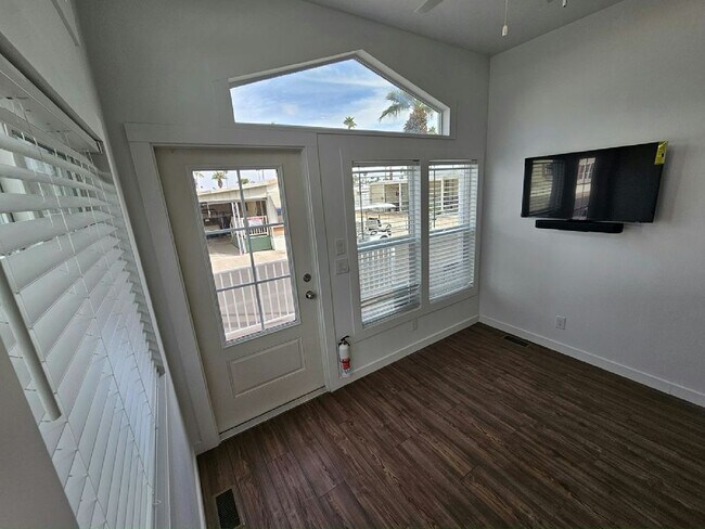 Building Photo - 303 N Lindsay Rd