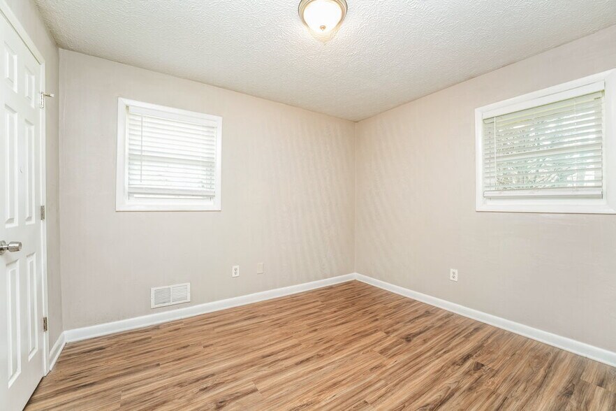 Building Photo - 303 Mercer Dr