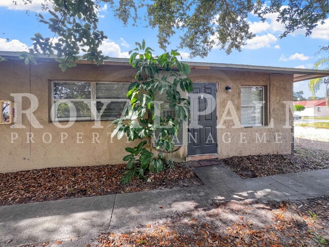 Building Photo - Fort Myers 1BR/1BA Freshly Renovated on First St! Cozy, Clean, and Finally Affordable.