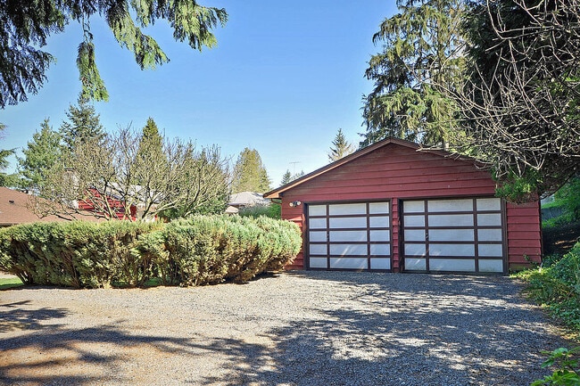 Building Photo - Mid Century Modern in Maple Leaf