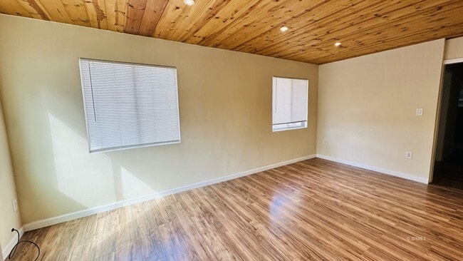 Building Photo - Walk to town 1 Bedroom Apartment
