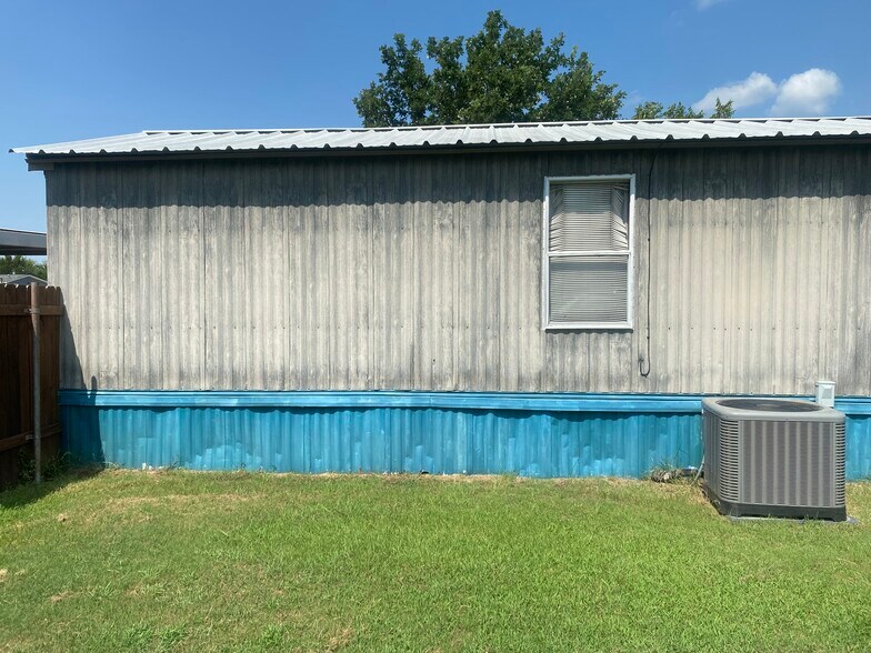 Building Photo - 222 Trailwind St