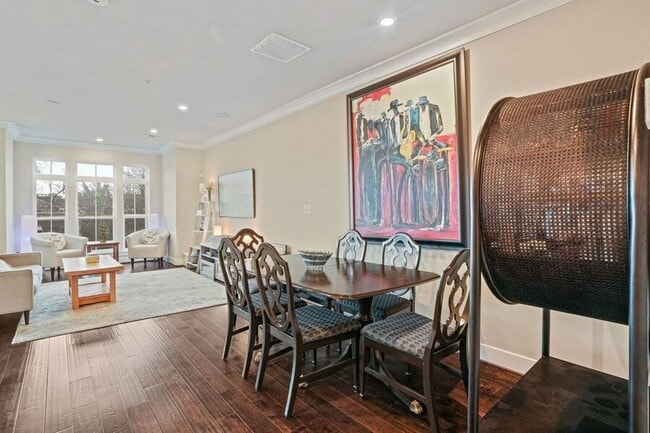 Building Photo - 820 Fern Pl NW