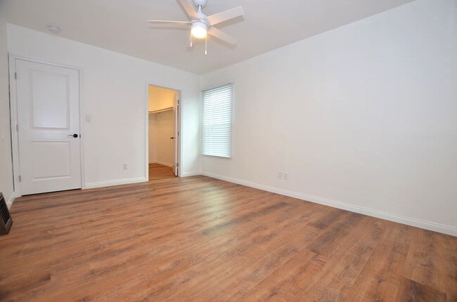 Building Photo - 4Bedroom 3.5 Bathrooms single family home