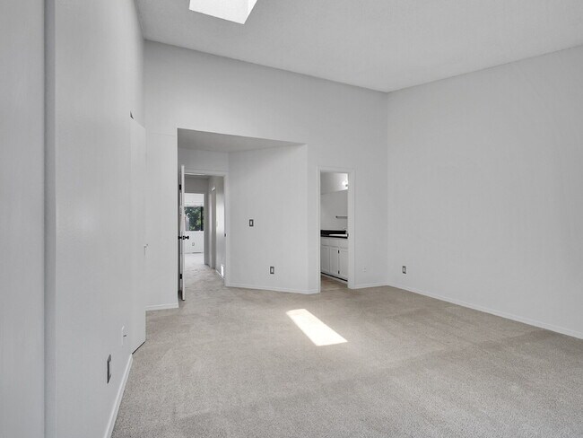 Building Photo - $2,395.00 2 bed, 2.5 bath townhome located...