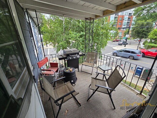 Building Photo - Large Duplex - Off-Street Parking - Centra...