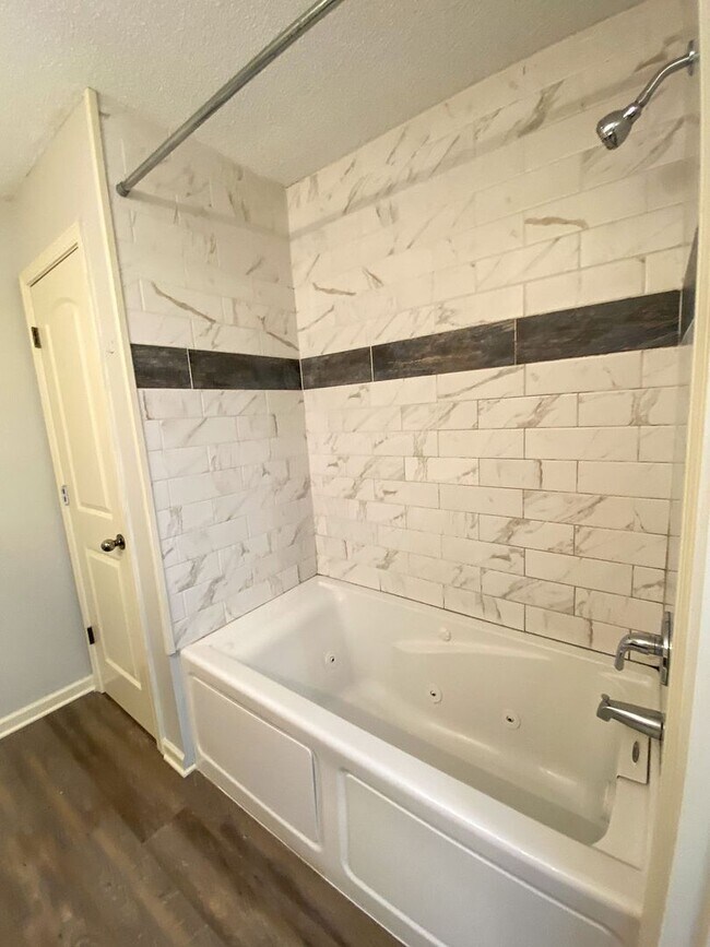 Building Photo - 3 bed, 2 bath with granite counters, ss ap...