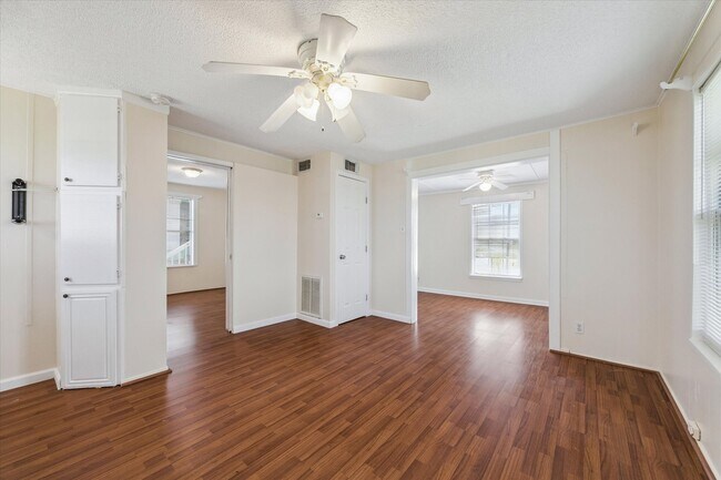 Building Photo - 4011 Vista Blvd
