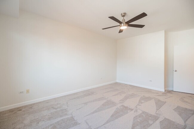 Building Photo - 680 N Green St