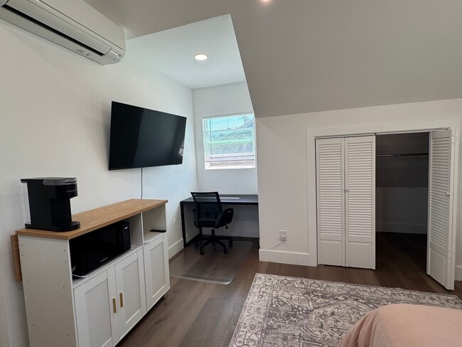 Building Photo - 500 Maple Ave